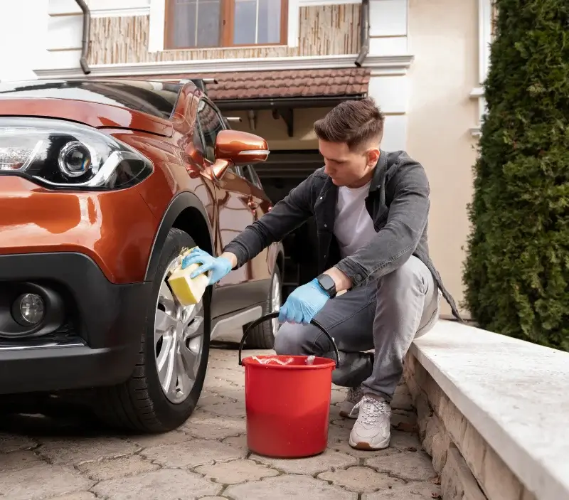 Lavage auto à domicile Aubigny-Les Clouzeaux : professionnel intervenant sur un véhicule